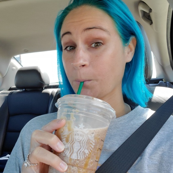 Meet your Posher, Liz - Picture 2 of 6